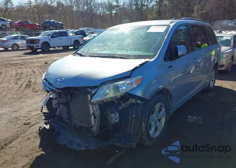 2017 Toyota Sienna Le 8 Passenger z USA, uszkodzony, nr VIN 5TDKZ3DC2HS813112